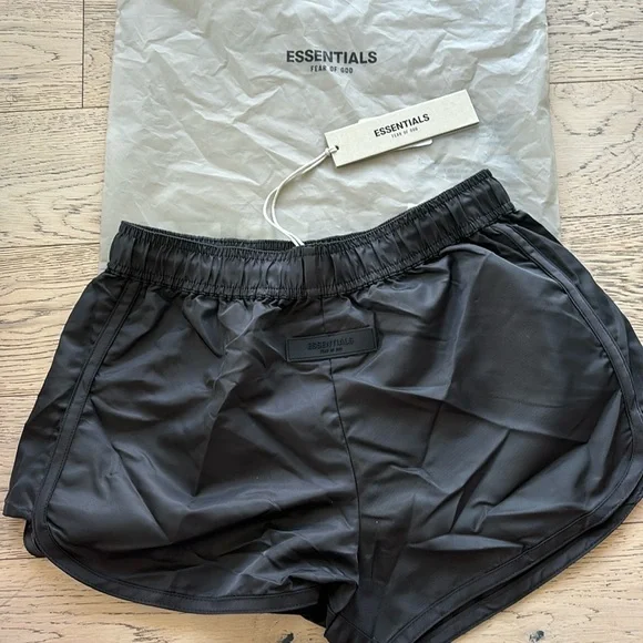 Essentials shorts - Picture 1 of 3